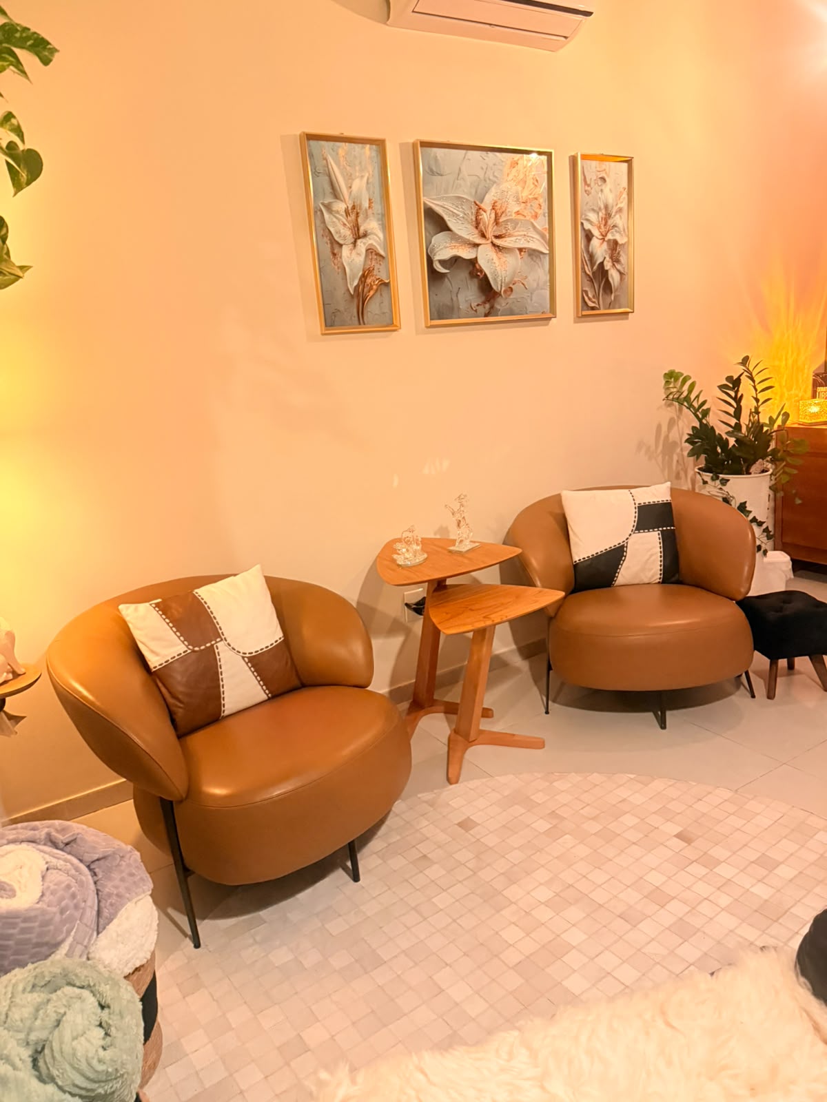 Consultório de hipnoterapia com poltronas e luz natural