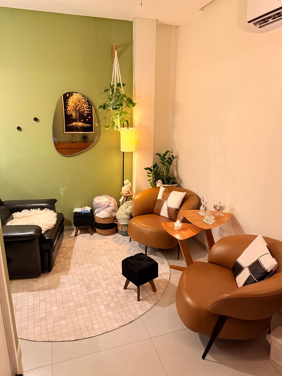 Sala de atendimento com poltronas caramelo e ambientação acolhedora